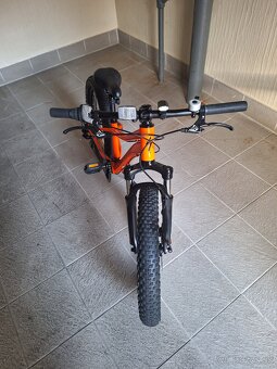 Predám detský bicykel 20kola Specialized Fatbaik cerveny - 4