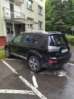 Predám Mitsubishi Outlander 2.0 DI-D,7miestny,čierna metalíz - 4