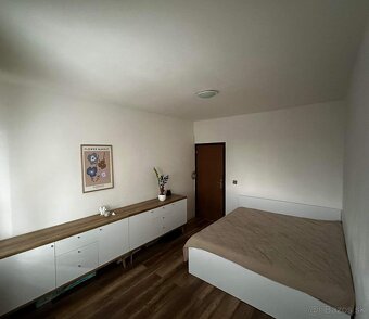 posteľ, mikrovlnka, dvere - 4