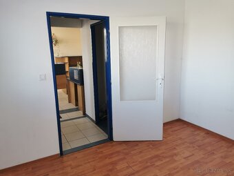 Na prenájom spevnená plocha 701 m² + kancelária 36 m² – Preš - 4