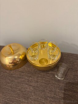 Staré retro jablko so sklenenými pohárikmi - 4