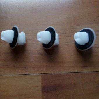 Plastové príchytky na Suzuki - 4