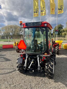 Malotraktor AGT 1060 - otočné pracoviště řidiče+kabina 56 HP - 4