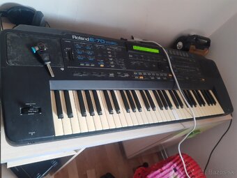 Roland E-70 - 4
