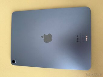 Predám iPad Air 5. generácie (64 GB) + klávesnica v hodnote - 4