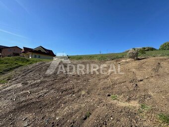 PREDAJ: Stavebný pozemok so stavebným povolením a IS; 900 m2 - 4