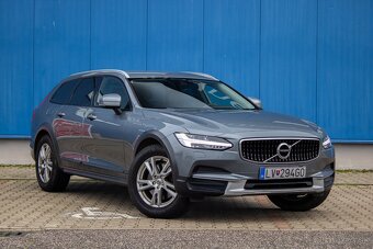 Volvo V90 D4 2.0L Momentum Cross Country - 4