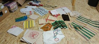 Tkané dečky, vyšívané obrusy a rôzne - 4