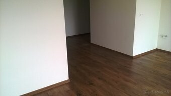 Montáž oblozkových zárubni a pokladka podlahy - 4