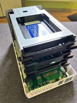 Predám NAS QNAP TS-328 + 3x SSD disky + redukcie - 4