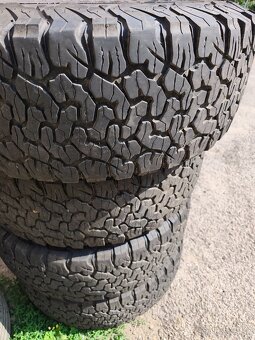 Predám pneu 285/70r17 - 4