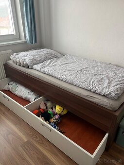 Posteľ a komoda s písacím stolom - 4