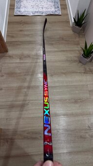 ✅ 1 x HRANÁ - BAUER NEXUS SYNC RED - P02 - 107 F - 171 CM ✅ - 4