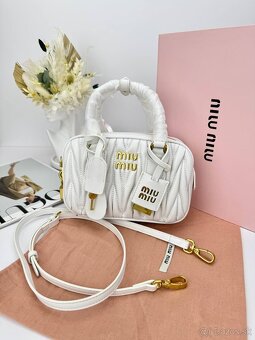 Luxusná biela kabelka Miu Miu so zlatým kovaním - 4