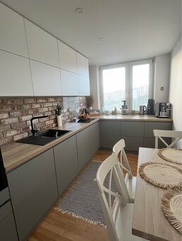 Priestranný 4-izbový byt-97 m², sídlisko 1.mája blok I - 4