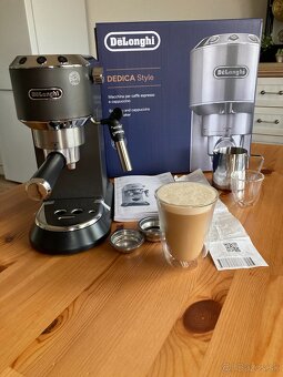 DeLonghi Dedica EC 685.BK s džbánkom na penu a sadou pohárov - 4