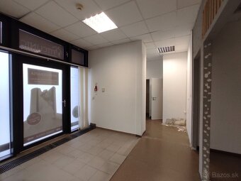 300m2 obchodný priestor so ZDRAVOTNÍCKYM ŠTANDARDOM, vysokým - 4