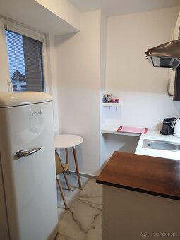 Svetlý, vzdušný a šikovne riešený tehlový apartmán - 4