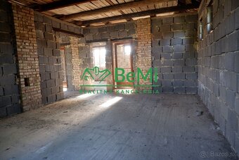 Slnečný rovinatý pozemok aj s rozostavaným domom v obci Szen - 4
