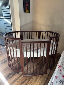 Rastúca detská postieľka STOKKE Sleepi hnedej farby - 4