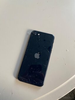 Apple Iphone SE 2022 s prasknutým zadným sklom - 4