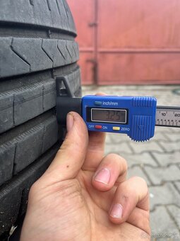 225/60R17 - 4