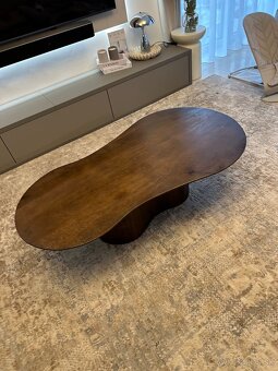 Konferenčný stolík z tmavého dreva so zaobleným dizajnom - 4