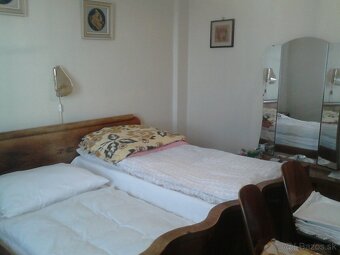 Starožitná orechová spálňa - 4