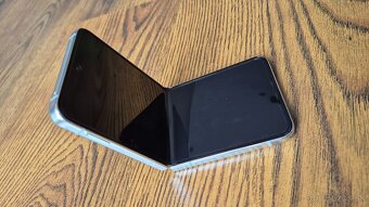Samsung Z-Flip 5 256GB - 4