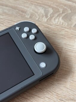 Nintendo switch Lite Grey - Pekný stav - Komplet balenie - 4