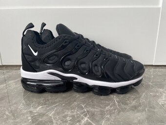 NIKE AIR VAPORMAX PLUS - 4