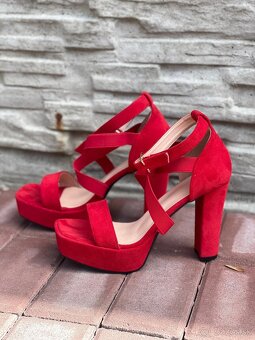 Krásne sýto červené topánky - 4