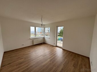 Priestranný 3i byt s balkónom a kobkou - Radvaň - 4