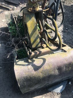 Predám na veľký bager 2 lyžice a 1 hydraulický drapak - 4