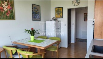 ZNÍŽENÁ CENA - Atypický podkrovný bytík s výťahom,po... - 4