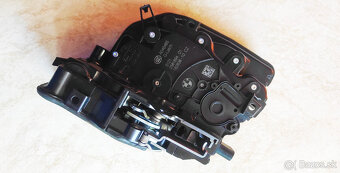 zámok pravých predných dverí na BMW - 4