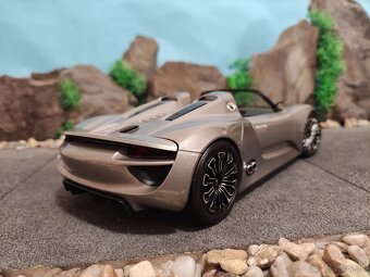 Prodám model 1:18 porsche 918 spyder 2010 Minichamps - 4
