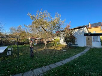 Predam pozemok s rozlohou 916 m² s chatkou a garážou - 4