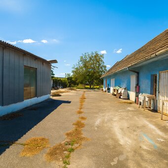 Na predaj priestranný pozemok s rodinným domom v Moste pri B - 4