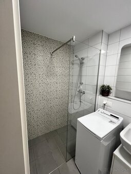 Komfortne zariadená garsónka s maximalizovaným úložným pries - 4