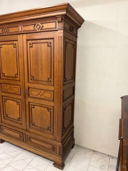 Starožitná šatní skříň - 4
