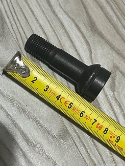 Poistné šroby na Merces-Benz - 4