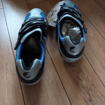 Predám cyklistické tretry, nove. Veľkosť 44..Vnutorna dlzka - 4