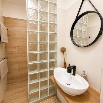 NA PREDAJ: 2i apartmán v srdci Donovál - 4