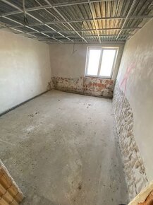 Exkluzívne rozostavaný dom a hosp. objekt v obci Veľké Lovce - 4