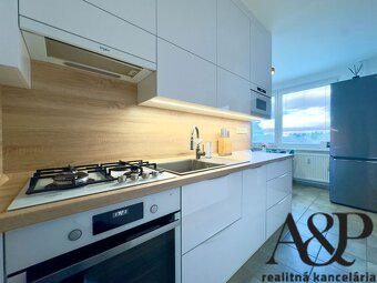 3 IZB. REKONŠTRUOVANÝ BYT S BALKÓNOM A KOMOROU, 74M2, ROBOTN - 4