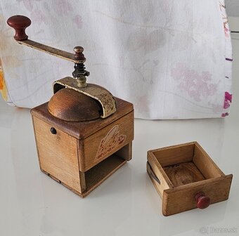 Starozitny mlyncek na kavu - 4