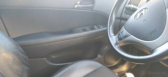 Hyundai i30 1.6 CRDi VGT 115k Premium A/T Automat - 4