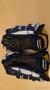 Juniorská prilba Bauer s košíkom, rukavice - 4