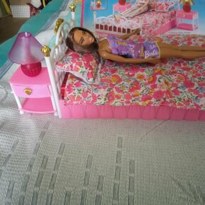 Posteľ+2nočné stolíky +Fashion Studio pre Barbie - 4